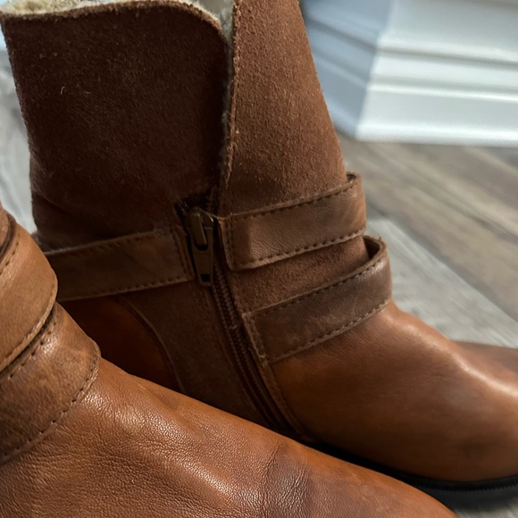 Women’s Boots - Size 11 - Picture 3 of 5